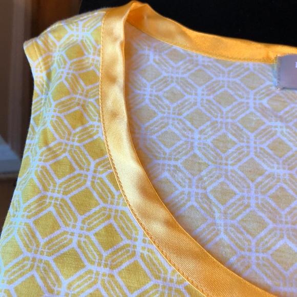 Banana Republic lightweight yellow sleeveless tee - Picture 3 of 5